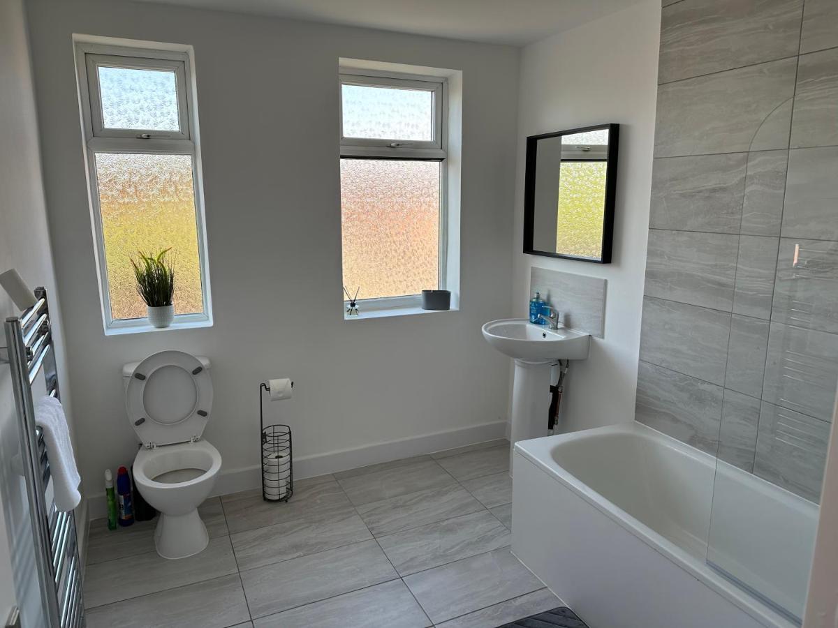 Special Rate For Bookings More Than 7 Nights, Warm Spacious Contractor House Near Liverpool City Centre Sleeps 8 Kitchen & Dining Room, Washing Machine Экстерьер фото