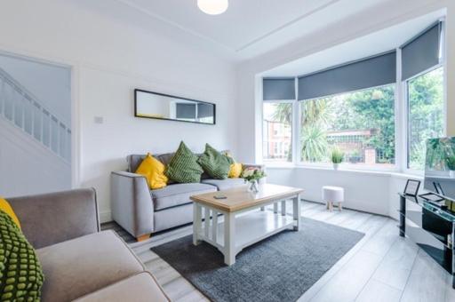 Special Rate For Bookings More Than 7 Nights, Warm Spacious Contractor House Near Liverpool City Centre Sleeps 8 Kitchen & Dining Room, Washing Machine Экстерьер фото