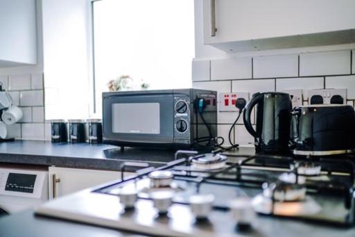Special Rate For Bookings More Than 7 Nights, Warm Spacious Contractor House Near Liverpool City Centre Sleeps 8 Kitchen & Dining Room, Washing Machine Экстерьер фото